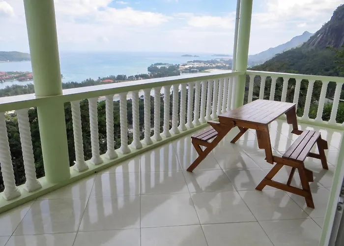 Villa Elegant With Sea View In