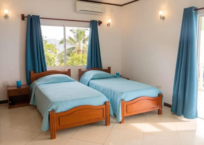 Villa Elegant With Sea View In Victoria