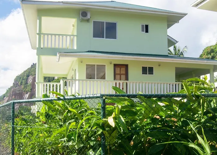 Villa Elegant With Sea View In